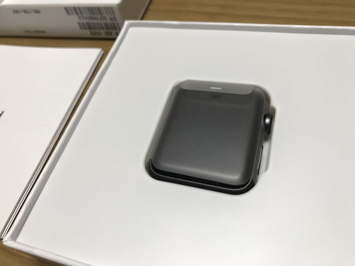 Apple Watch の修理到着箱を開封した写真（本体）