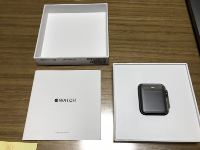 Apple Watch の修理到着箱を開封した写真（中身）