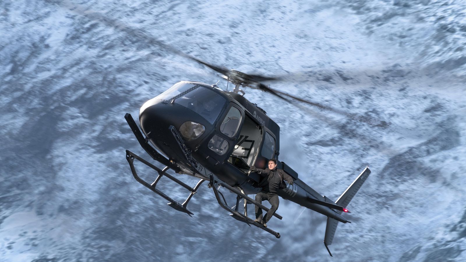 映画「ミッション:インポッシブル/フォールアウト」より、ヘリに乗るトム・クルーズ