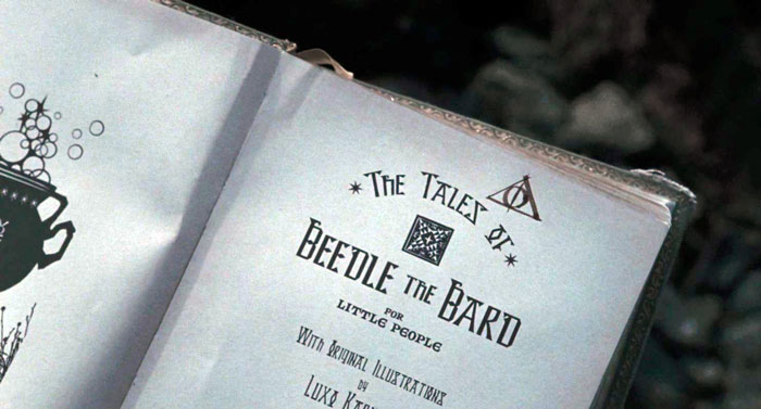 映画「ハリー・ポッターと死の秘宝 Part1」より 児童文学集「吟遊詩人ビードルの物語」の右上に記されたマーク。「三人兄弟の物語」が載っている本です。