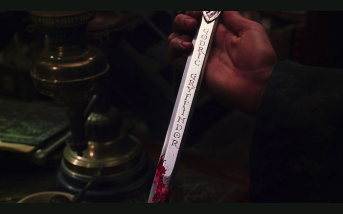 映画「ハリー・ポッターと秘密の部屋』より ゴドリック・グリフィンドールの名が彫られた、グリフィンドールの剣