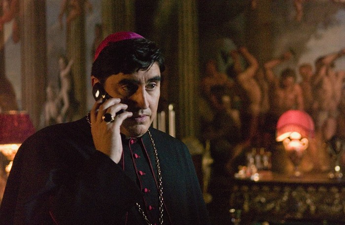映画「ダ・ヴィンチ・コード」より アルフレッド・モリーナが演じる、アリンガローサ司教