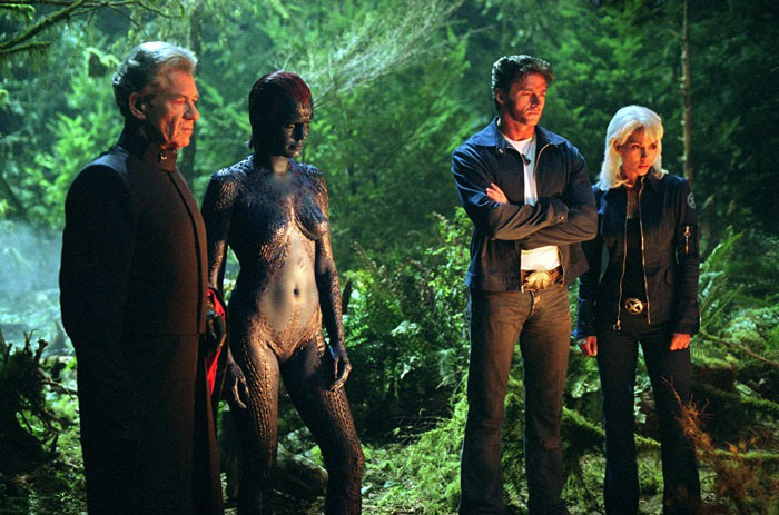 映画「X-MEN2」より 左から2番目:レベッカ・ローミン演じる、ミスティーク