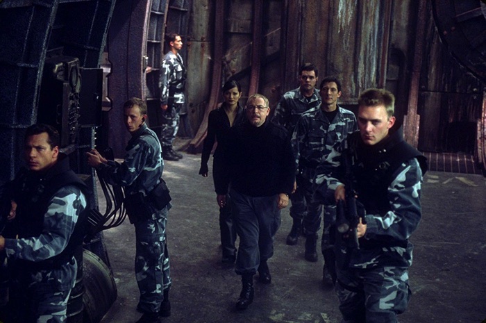映画「X-MEN2」より 中央：ブライアン・コックス演じる、ストライカー大佐