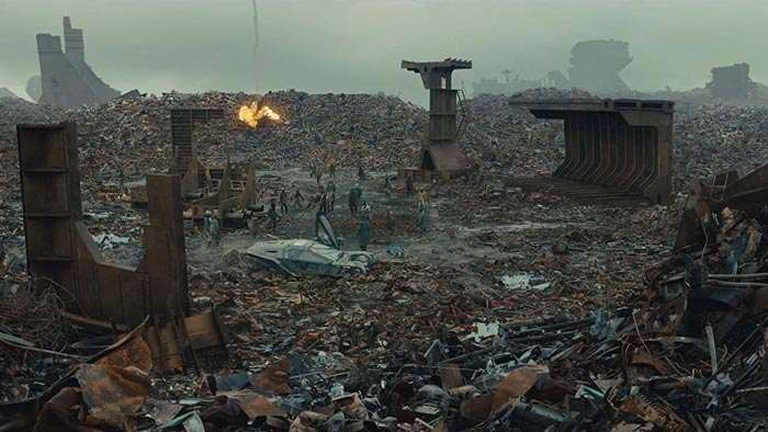 映画「ブレードランナー 2049」より 廃棄物が捨てられたエリアに集まる人たち