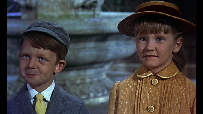 映画「メリー・ポピンズ（1964）」より 次に何が起きるかワクワクして待っている姉弟。 左から：弟マイケル、姉ジェーン
