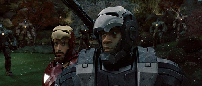 映画「アイアンマン2」より 右:ドン・チードルが演じる、ローディー・ローズ