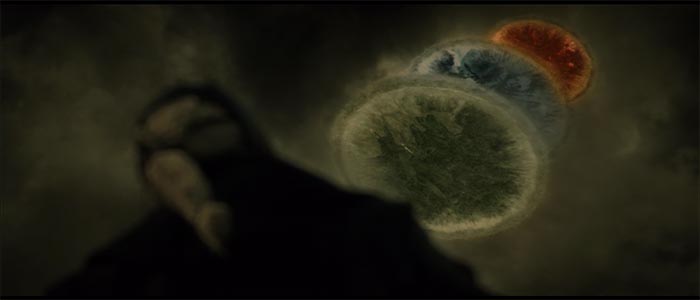 映画「マイティ・ソー/ダーク・ワールド」より 5000年前の惑星直列とマレキス（クリストファー・エクルストン）の後ろ姿