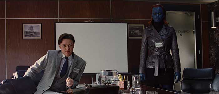 映画「X-MEN：ファースト・ジェネレーション」より 左:ジェームズ・マカヴォイが演じる、 チャールズ・エグゼビア 右:ジェニファー・ローレンスが演じる、レイブンの変身前の本当の姿