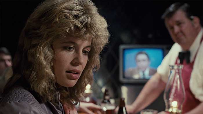 映画『ターミネーター』より リンダ・ハミルトンが演じる、サラ・コナー。 テレビ報道で『サラ・コナー』という同姓同名が殺害されている報道を知る。 © 1984 CINEMA ’84, A GREENBERG BROTHERS PARTENERSHIP. ALL RIGHTS RESERVED.