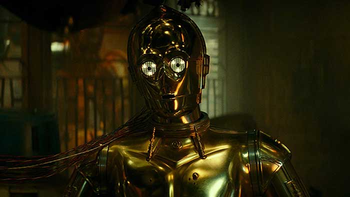 映画『スター・ウォーズ/スカイウォーカーの夜明け』より アンソニー・ダニエルがスーツアクターとして演じる、C-3PO