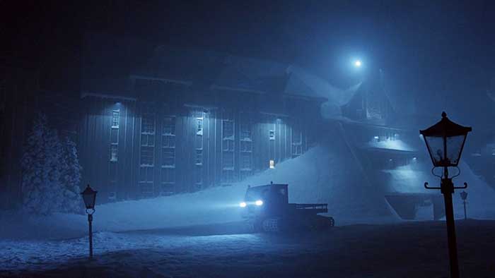 映画『シャイニング（1980）』より 冬の間、厚い雪により外界と隔離されるオーバールックホテル