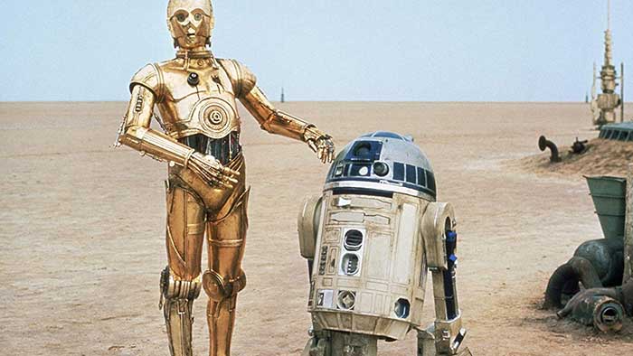映画『スター・ウォーズ/新たなる希望』より 右:ドロイドのR2-D2 左:ドロイドのC-3PO