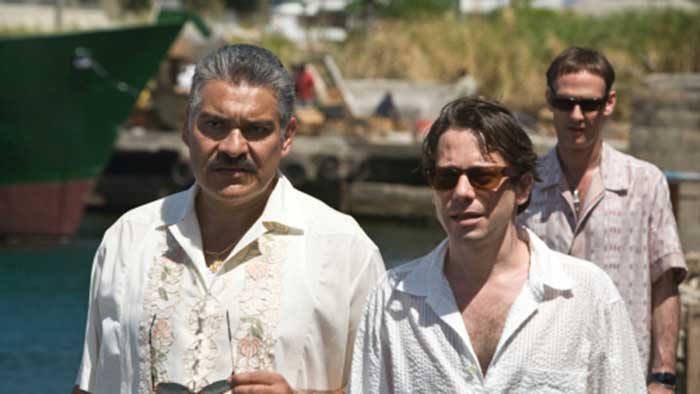 映画『007 慰めの報酬』より 左: ホアキン・コシオが演じる、メドラーノ将軍
