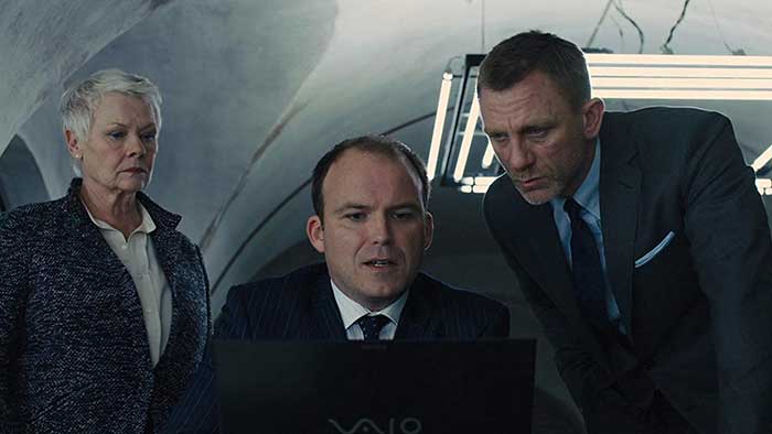 映画『007 スカイフォール』より 中央 : ロリー・キニアが演じる、ビル・タナー