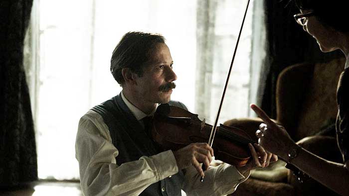 映画『チキンとプラム〜あるバイオリン弾き、最後の夢〜』より マチュー・アマルリックが演じる、天才バイオリニスト家ナセル・アリ